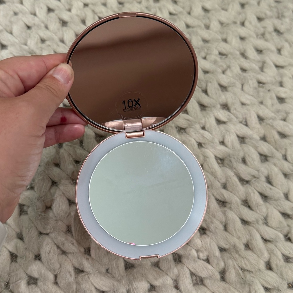 Fancii Compact Mirror with Magnification and Light